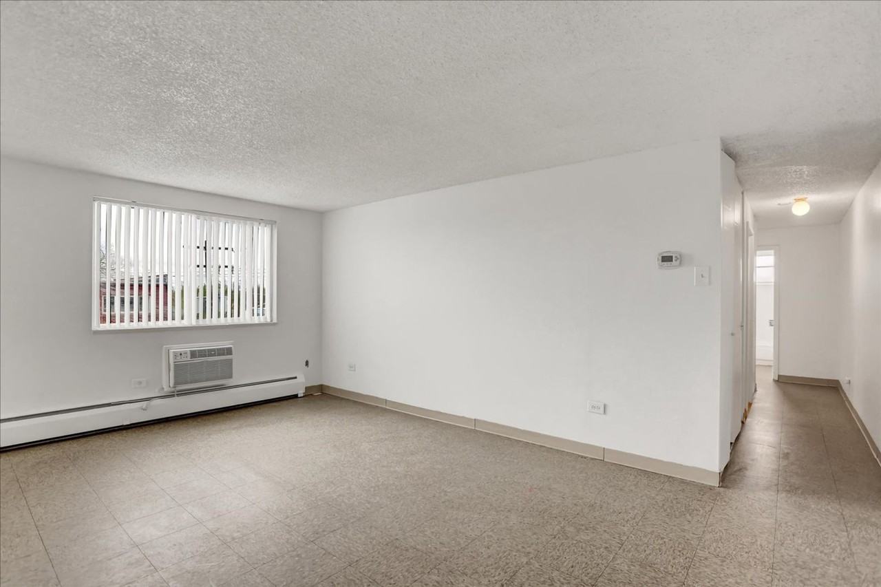We accept Section Voucher 8! Great location close to the city! - Photo 6 of 29