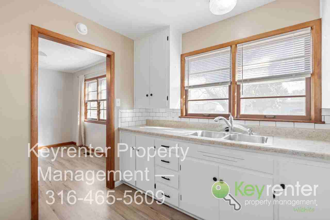 3537 S Bennett Ave - Photo 3 of 27