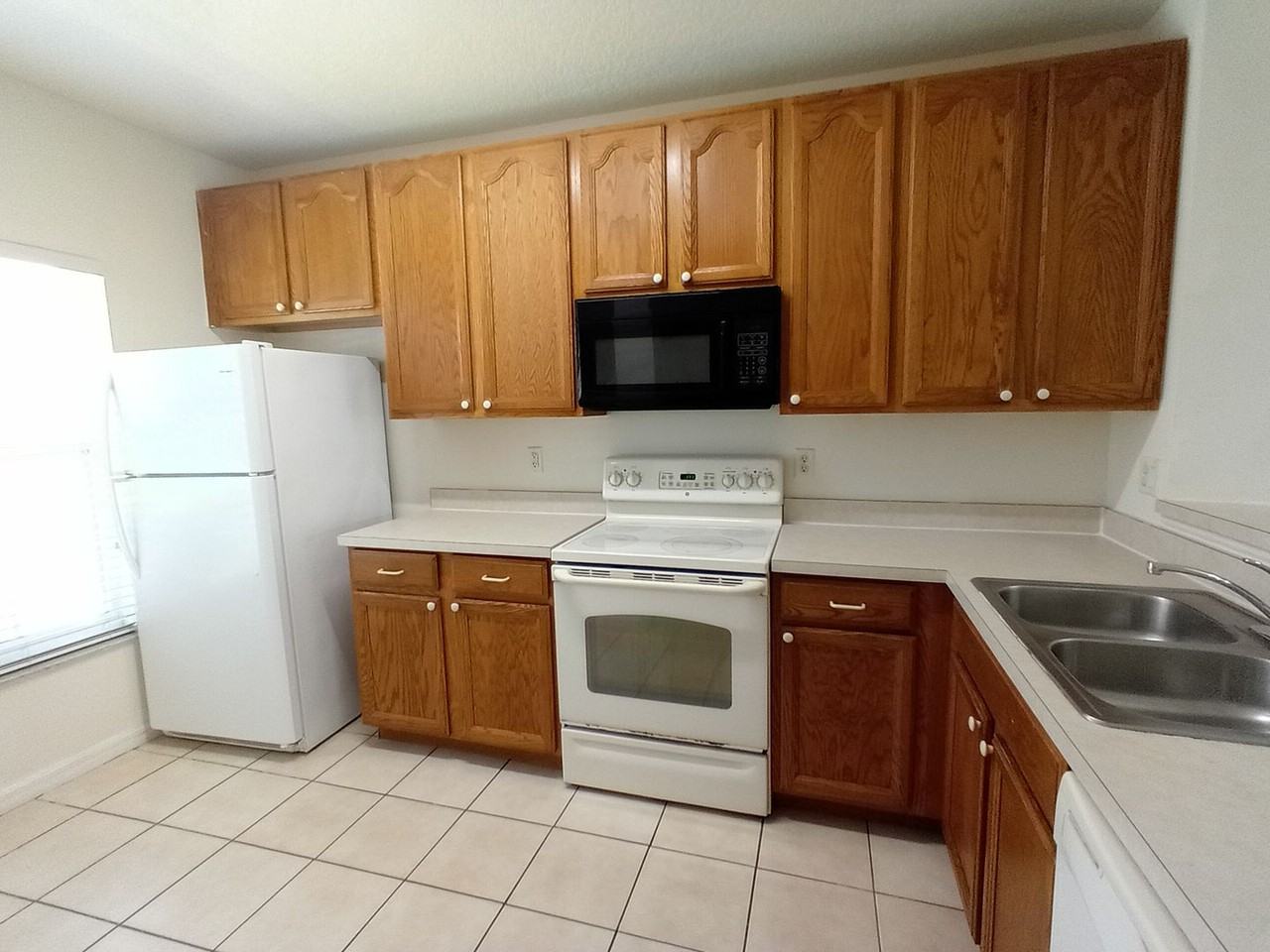 219 Weymouth Dr - Photo 3 of 13