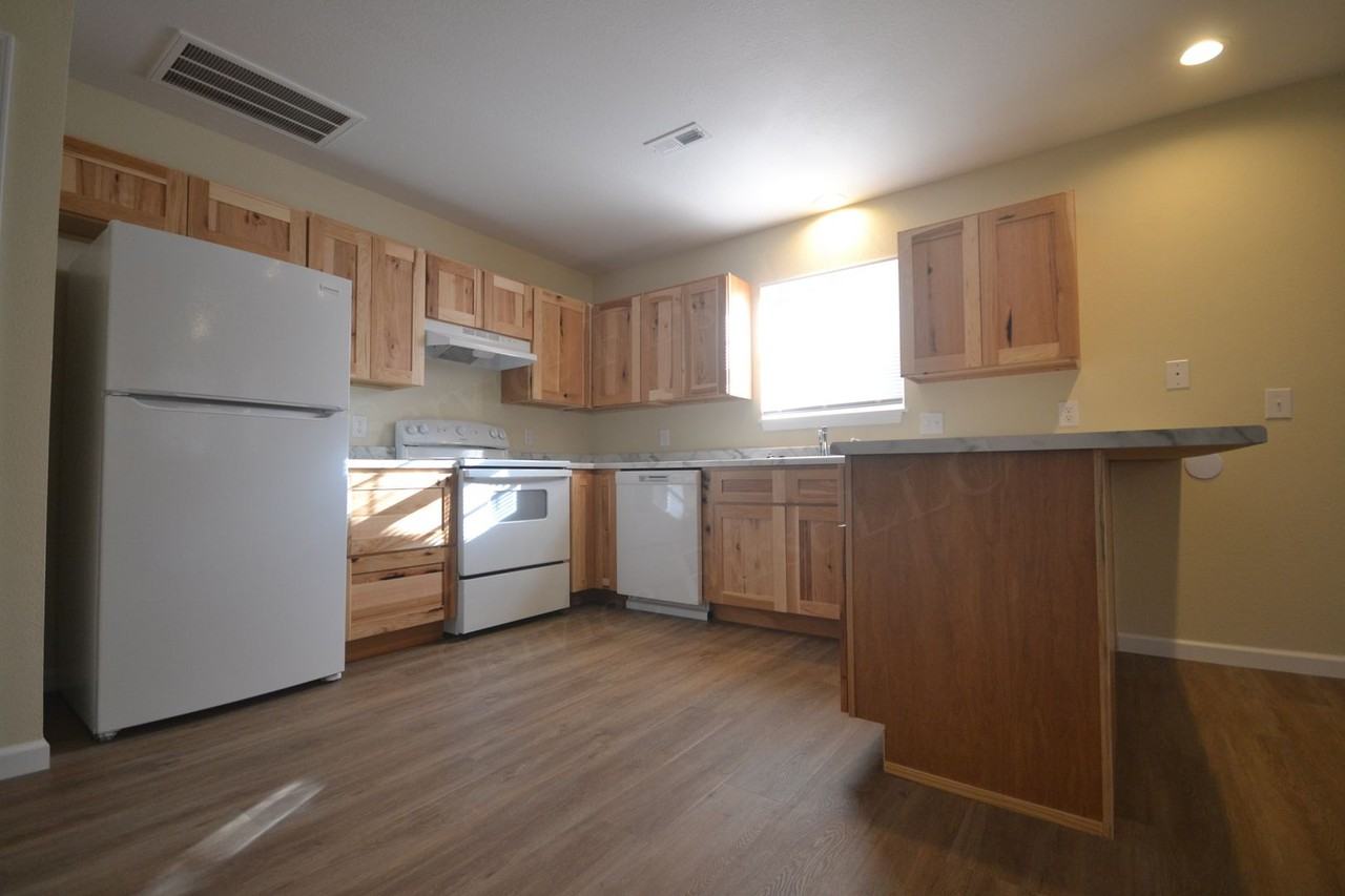 606 N Poplar St - Photo 3 of 19