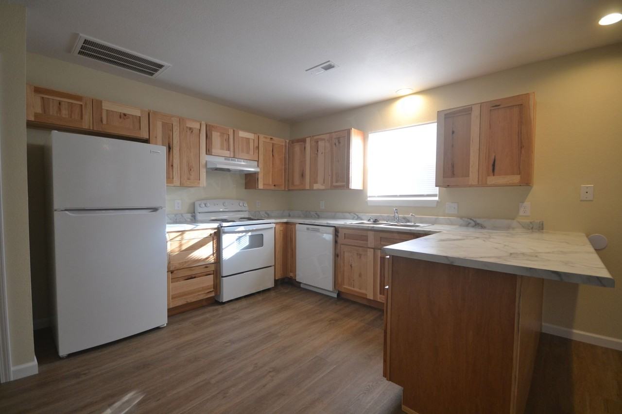 606 N Poplar St - Photo 4 of 19