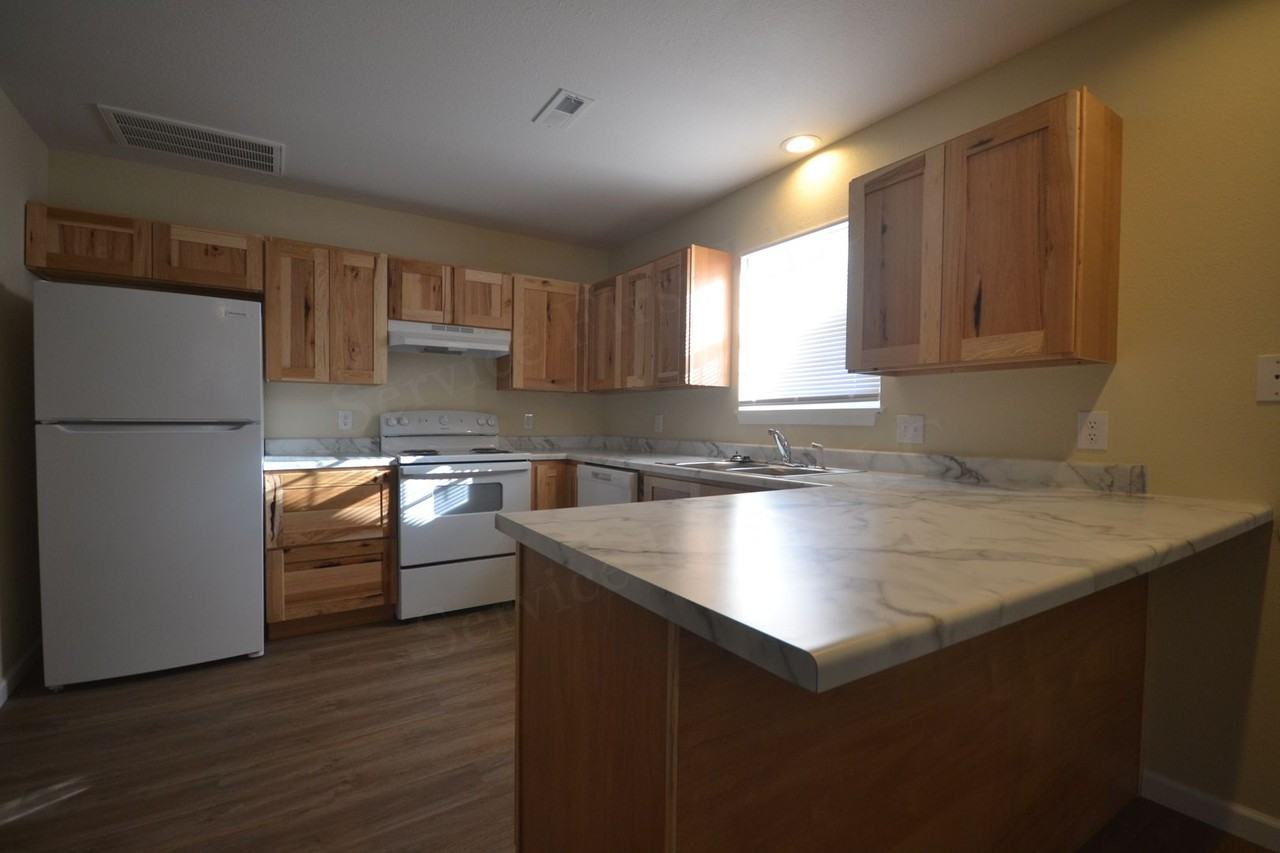 606 N Poplar St - Photo 7 of 19