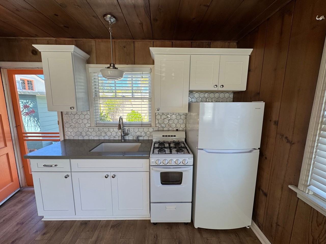 205 Seaview Ave - Photo 3 of 5