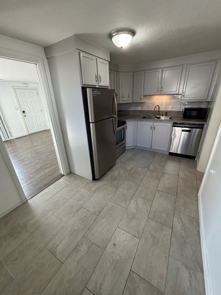 517 N 900 W - Photo 7 of 9