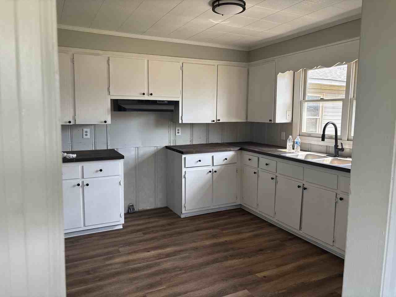 1108 Warren St #1 - Photo 3 of 10