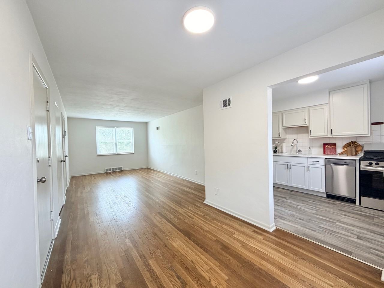 7180 Jamieson Avenue #1W - Photo 4 of 10