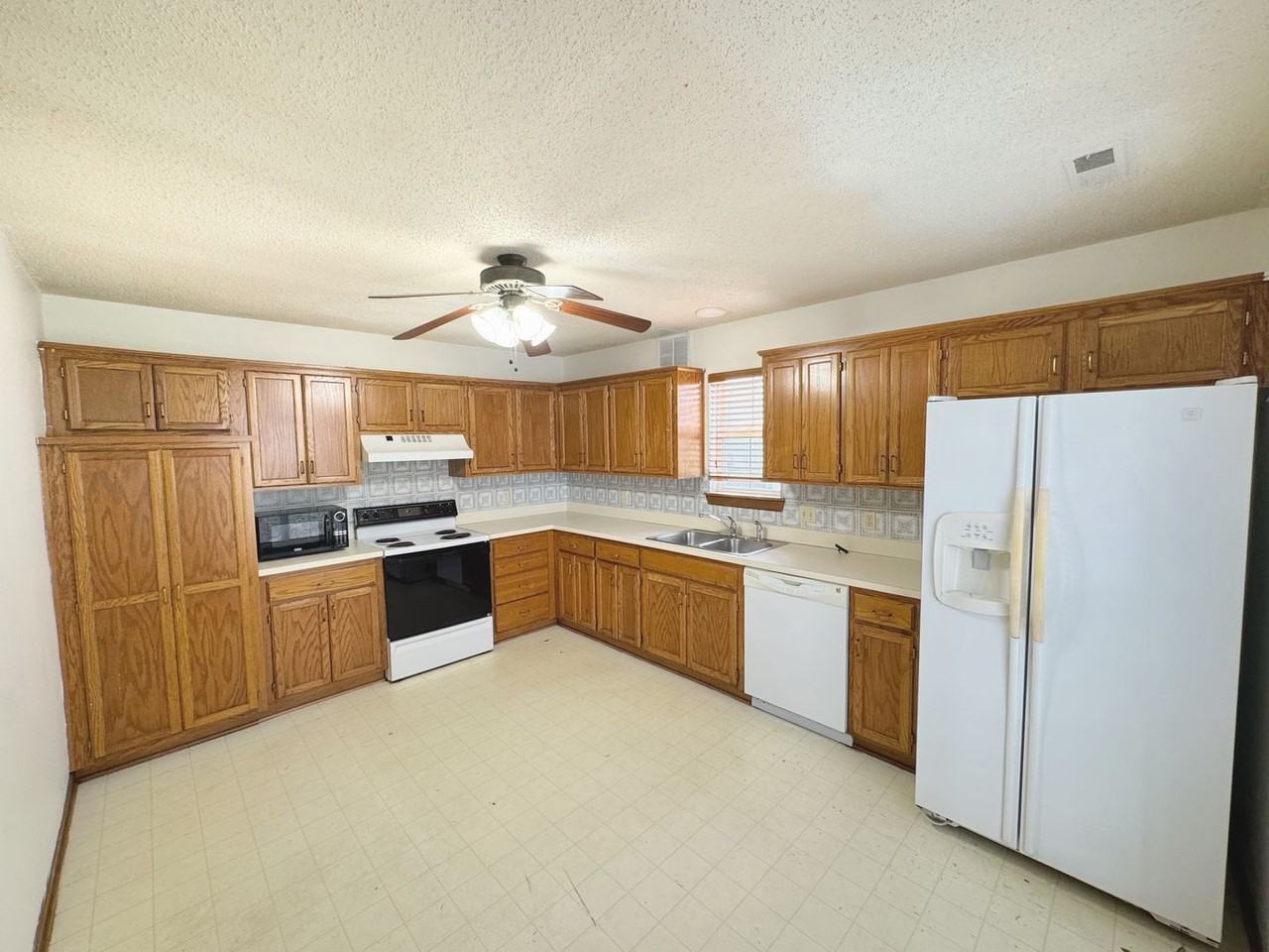 1006 Foxridge Dr - Photo 3 of 18