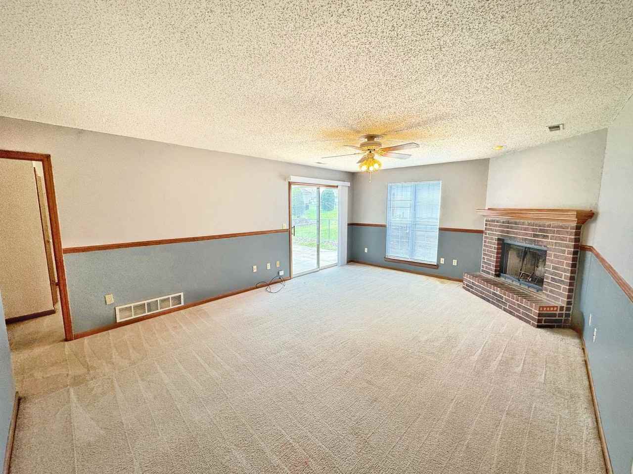 1006 Foxridge Dr - Photo 5 of 18