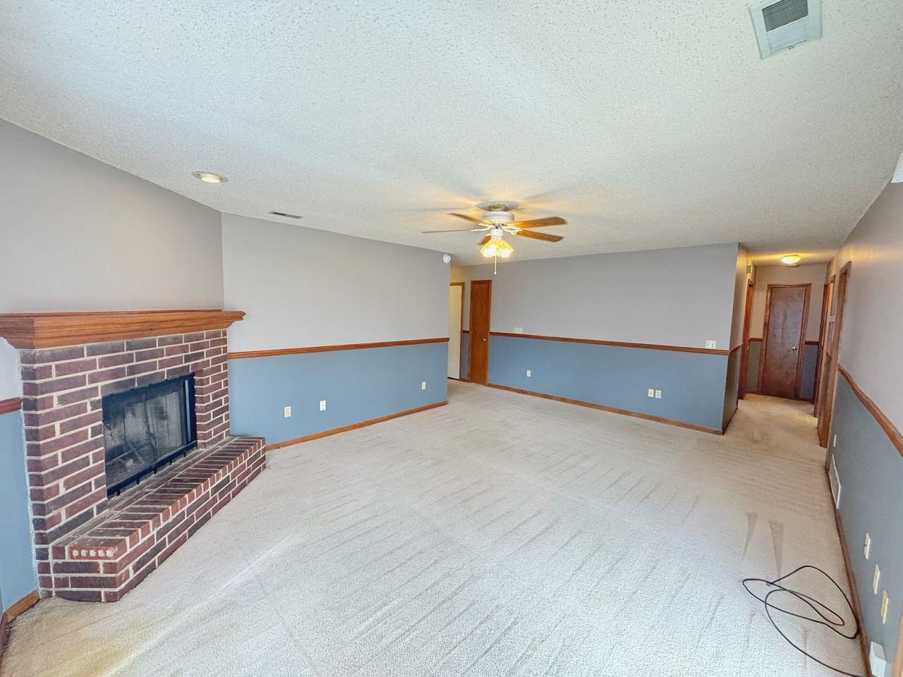 1006 Foxridge Dr - Photo 6 of 18