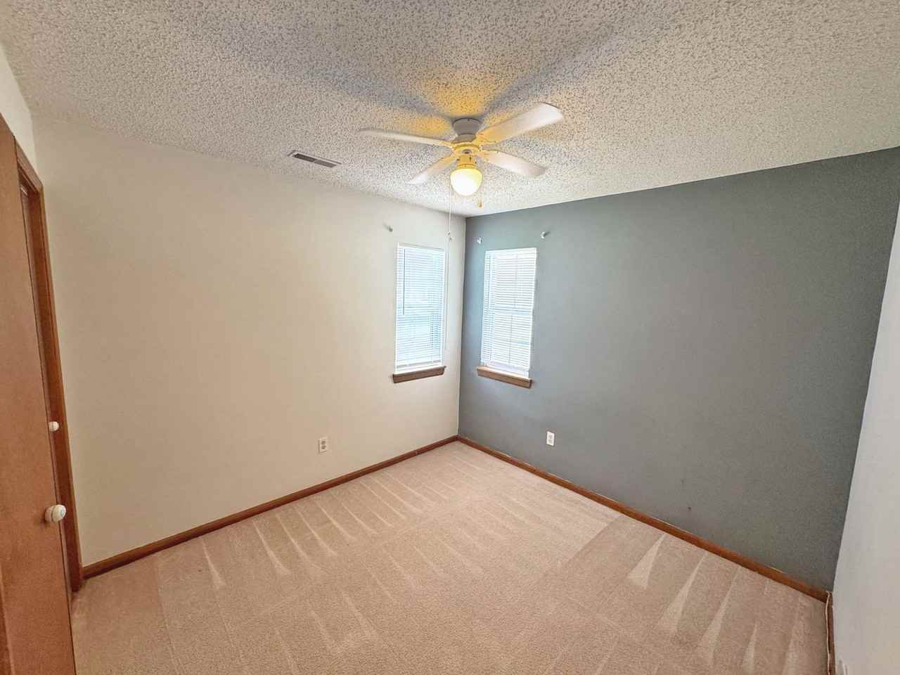 1006 Foxridge Dr - Photo 7 of 18