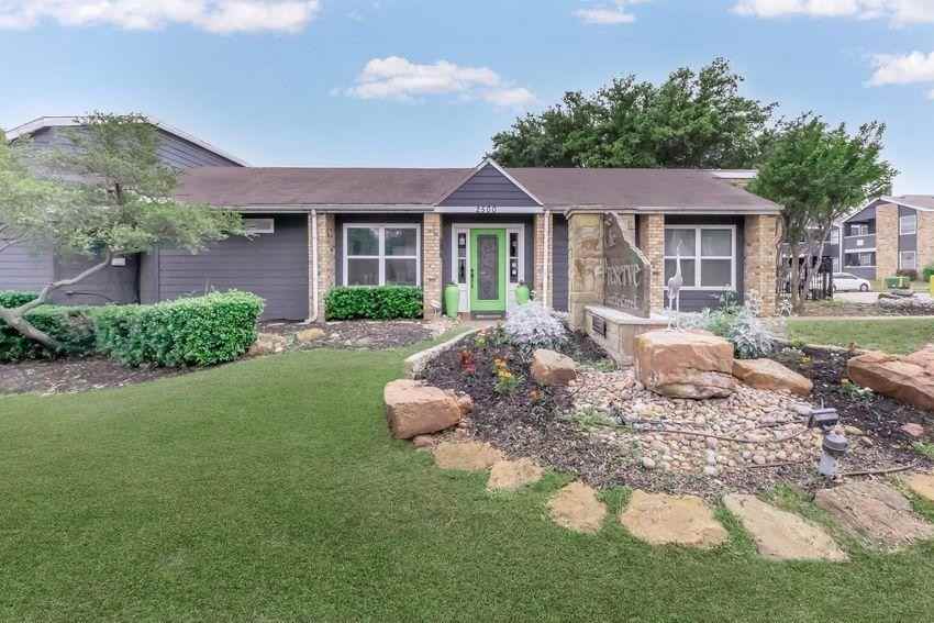 2500 Brown Blvd - Photo 2 of 50