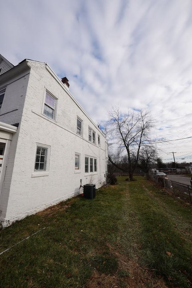 900 Haws Ave - Photo 3 of 22