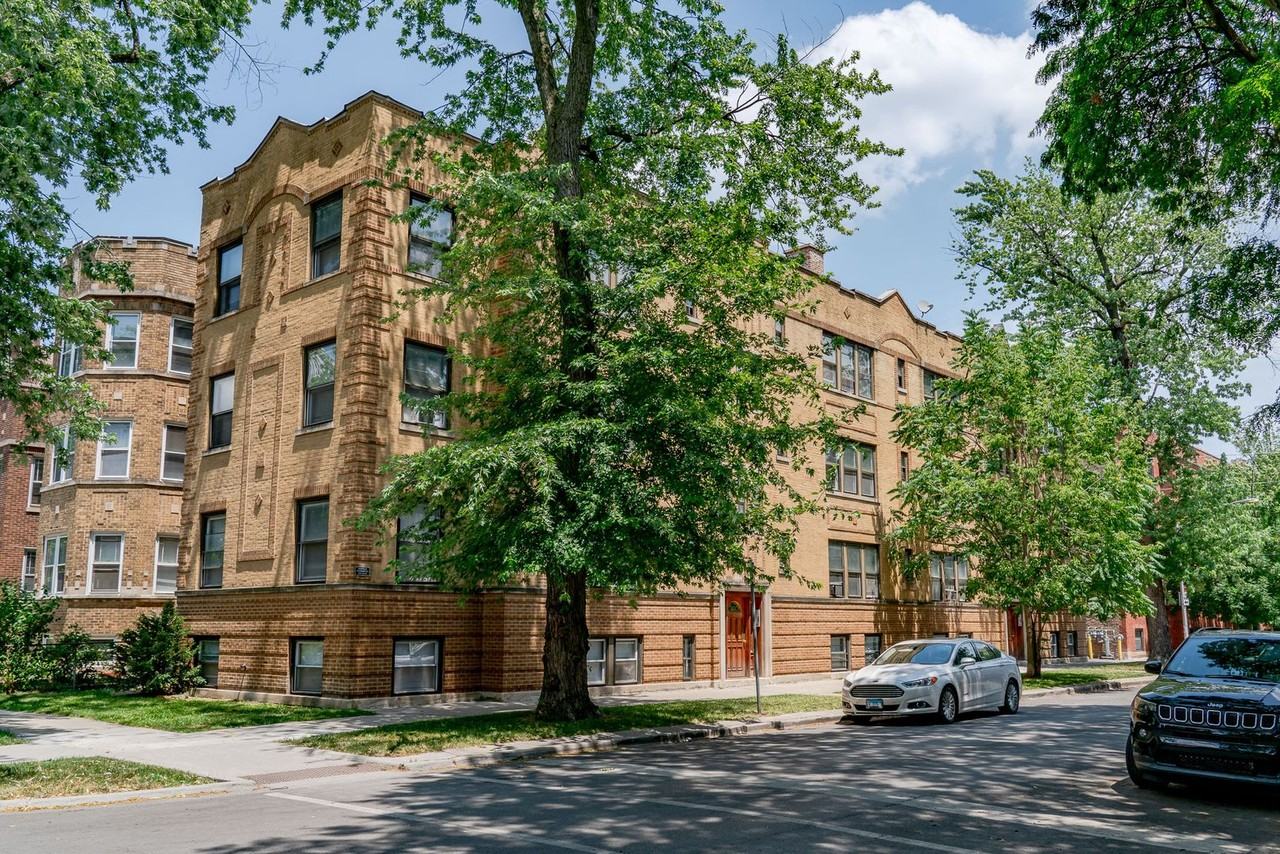 2620 W Gunnison St #1 - Photo 2 of 11