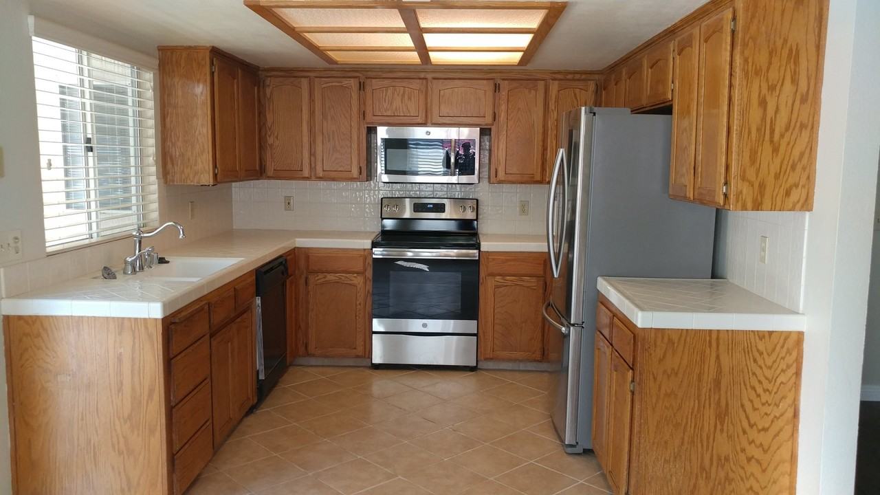 9563 N Boyd Ave - Photo 2 of 20