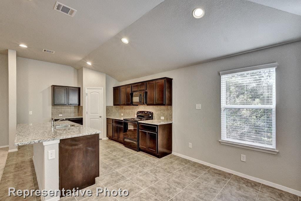 21607 Surrey Ln - Photo 6 of 25