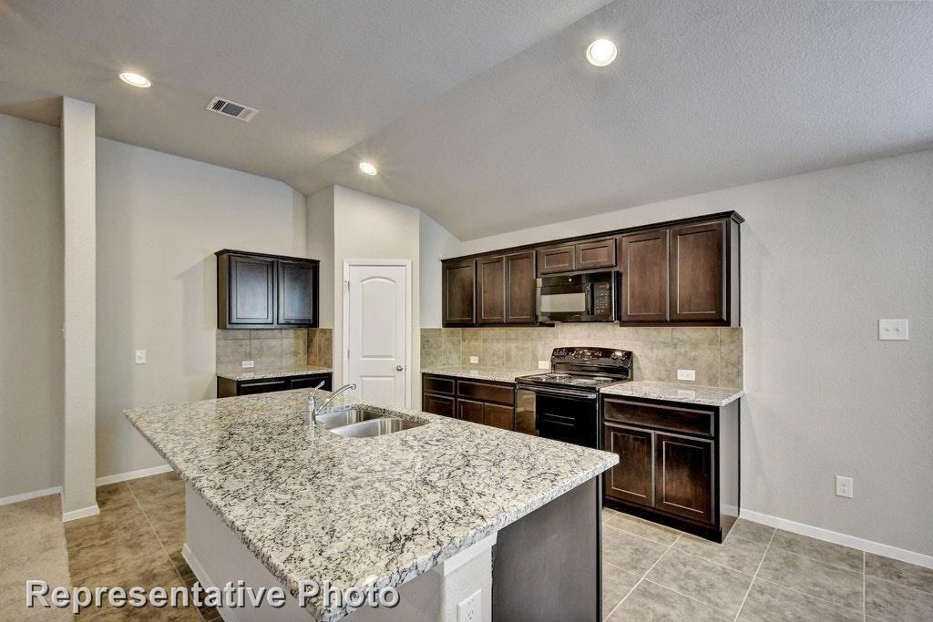 21607 Surrey Ln - Photo 7 of 25