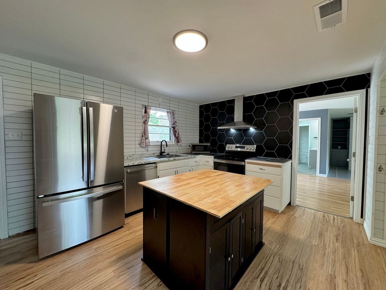 3901 Wood St - Photo 5 of 20