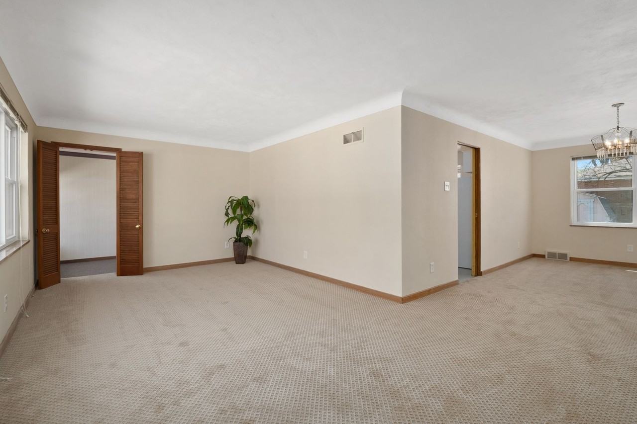 17 Valley Dr - Photo 2 of 12