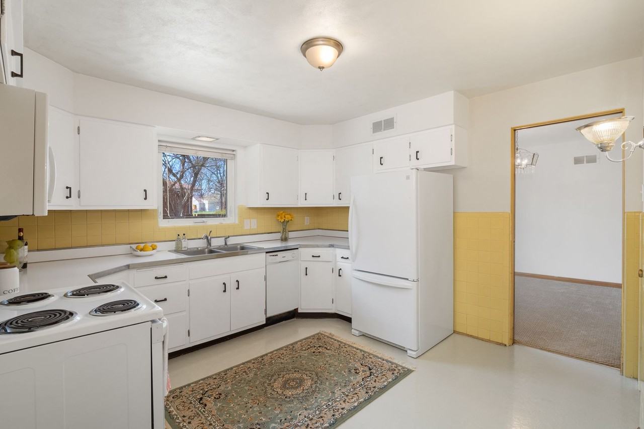 17 Valley Dr - Photo 3 of 12