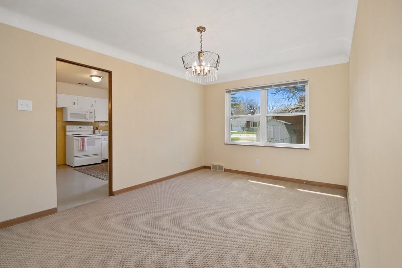 17 Valley Dr - Photo 4 of 12