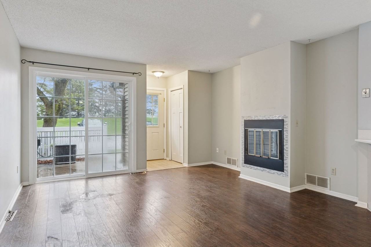 10045 Russell Ave N - Photo 2 of 27