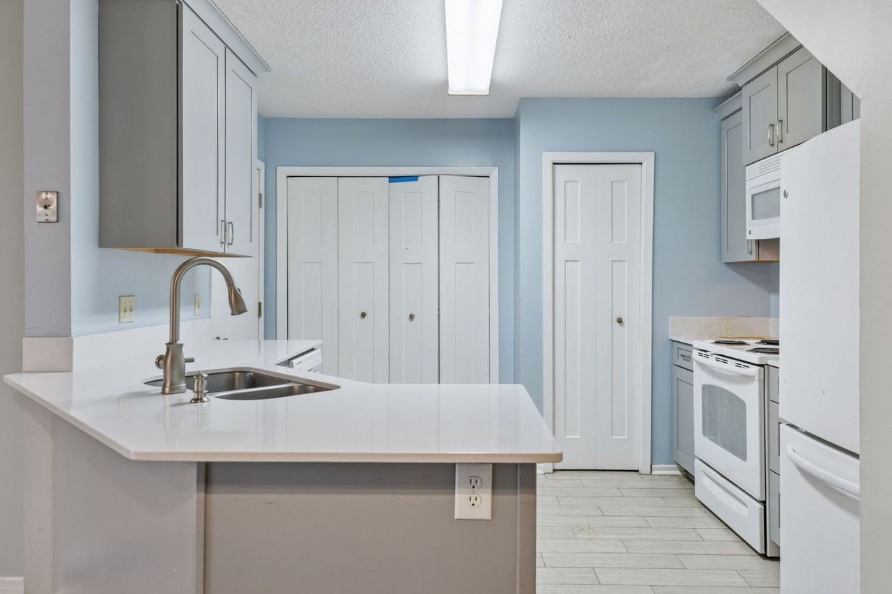 10045 Russell Ave N - Photo 3 of 27