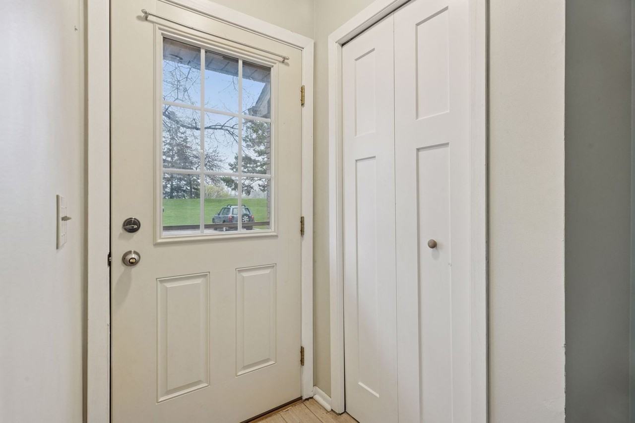 10045 Russell Ave N - Photo 5 of 27