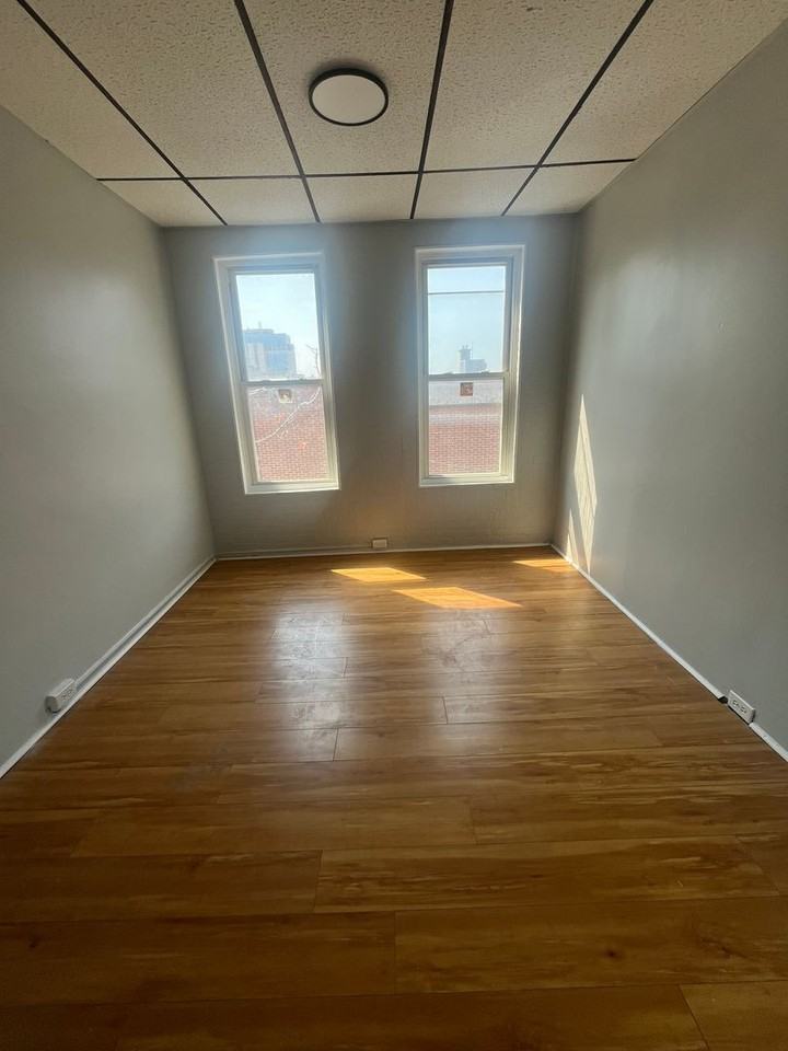 125 Moss St - Photo 5 of 15