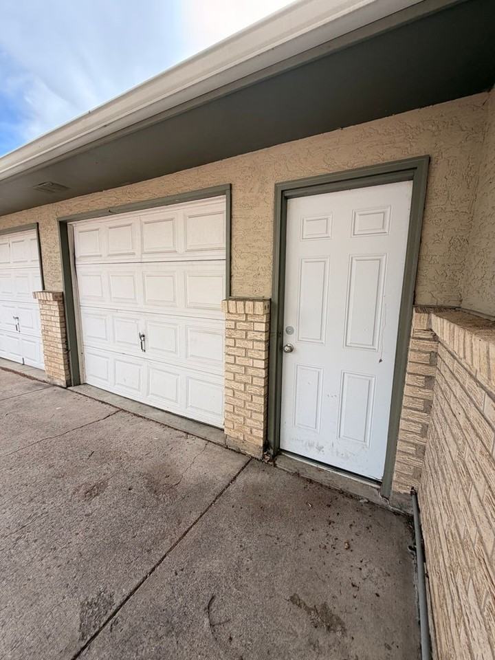 6353 Chippewa Rd - Photo 6 of 32