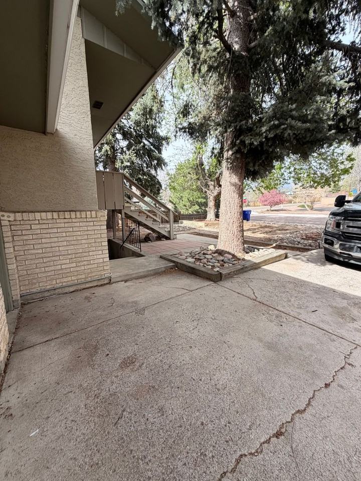 6353 Chippewa Rd - Photo 7 of 32