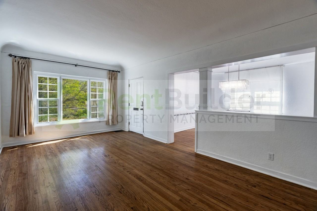 411 Wellesley Dr Se #A - Photo 4 of 28