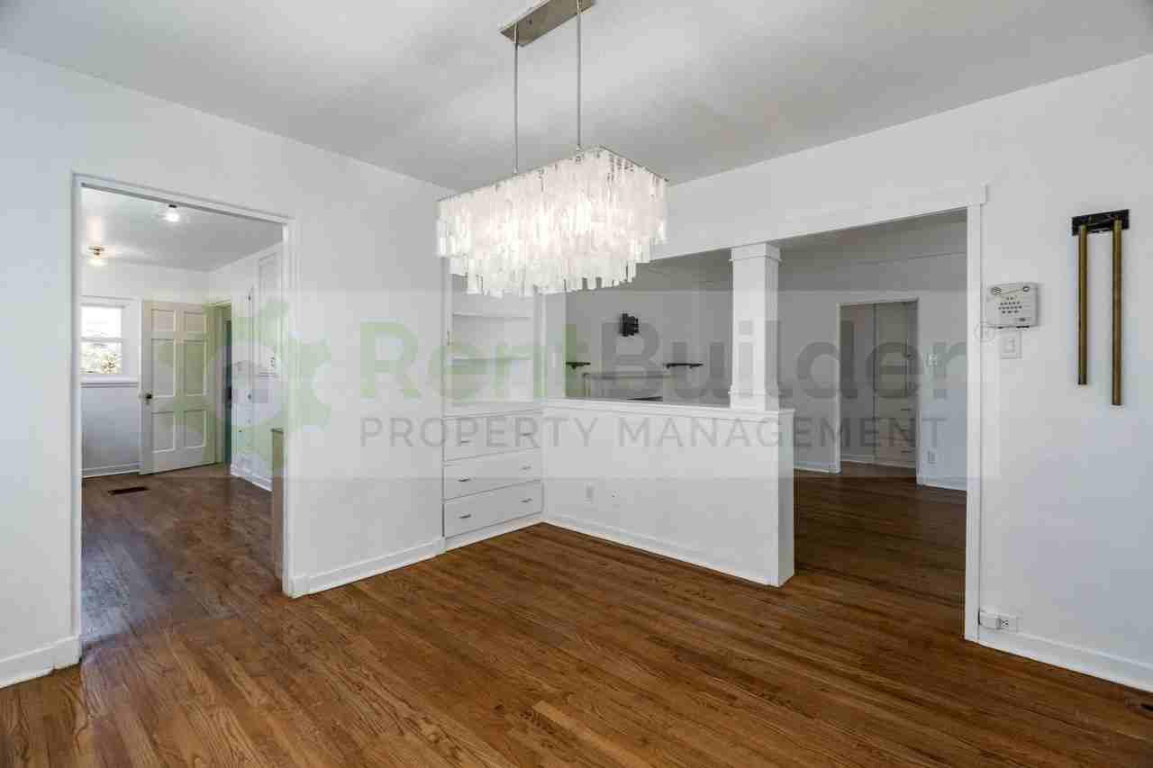 411 Wellesley Dr Se #A - Photo 5 of 28