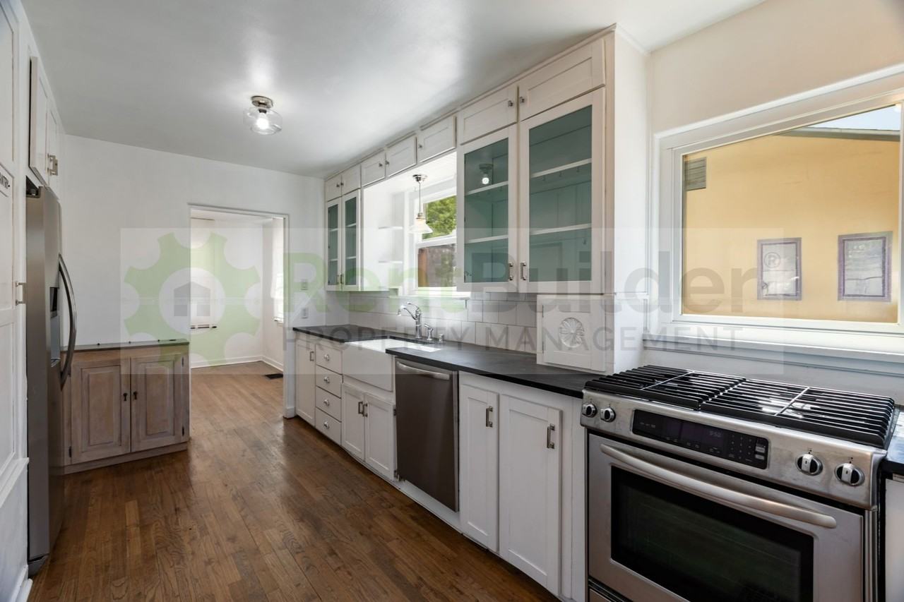 411 Wellesley Dr Se #A - Photo 7 of 28