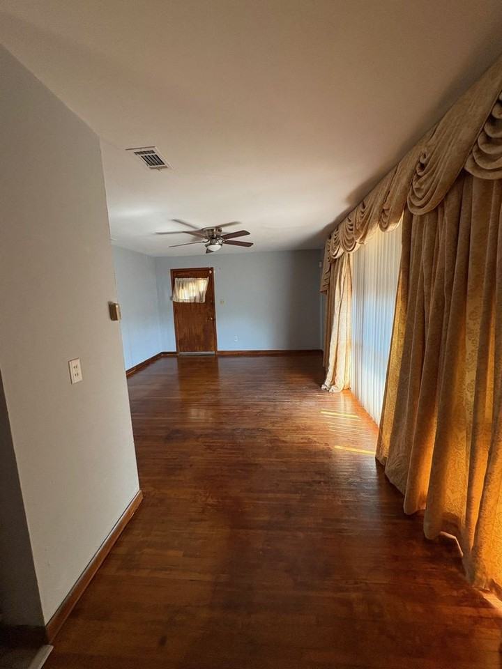 1605 W 21st St - Photo 5 of 15