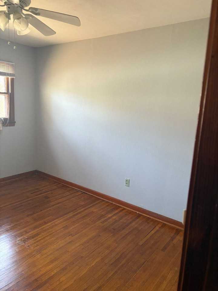 1605 W 21st St - Photo 6 of 10