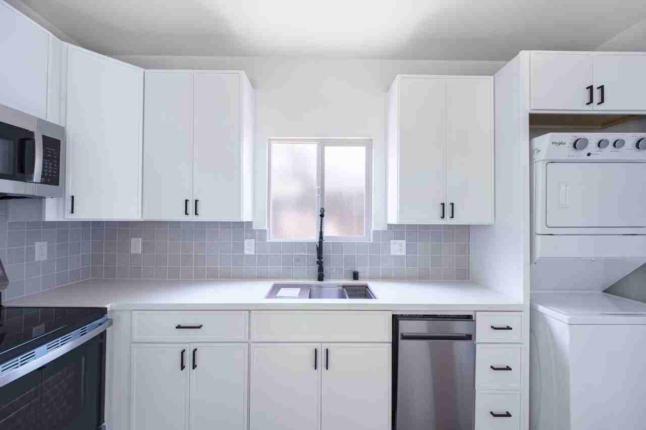 2860 Webster Ave - Photo 4 of 16