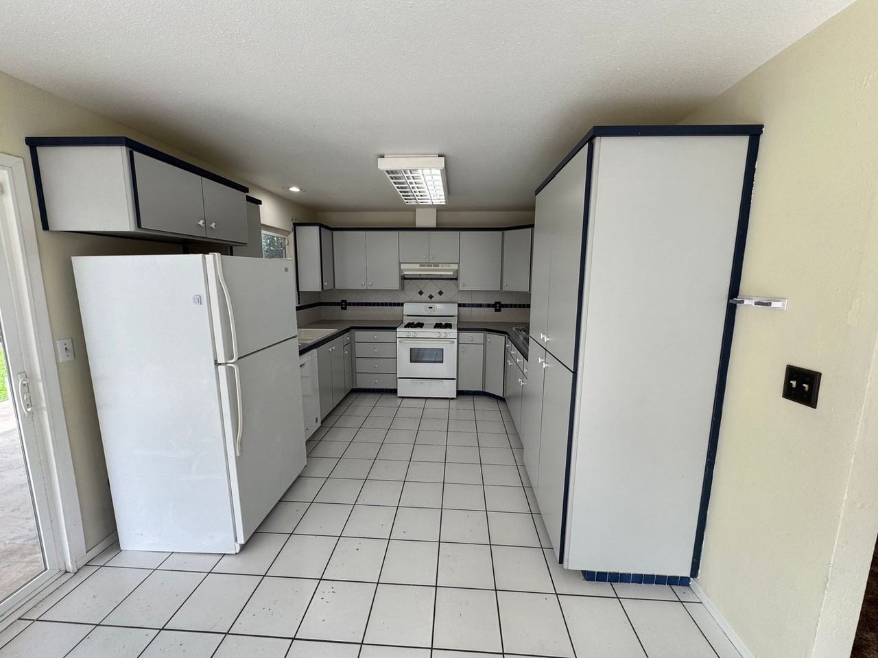 566 Meadow Ln - Photo 4 of 7