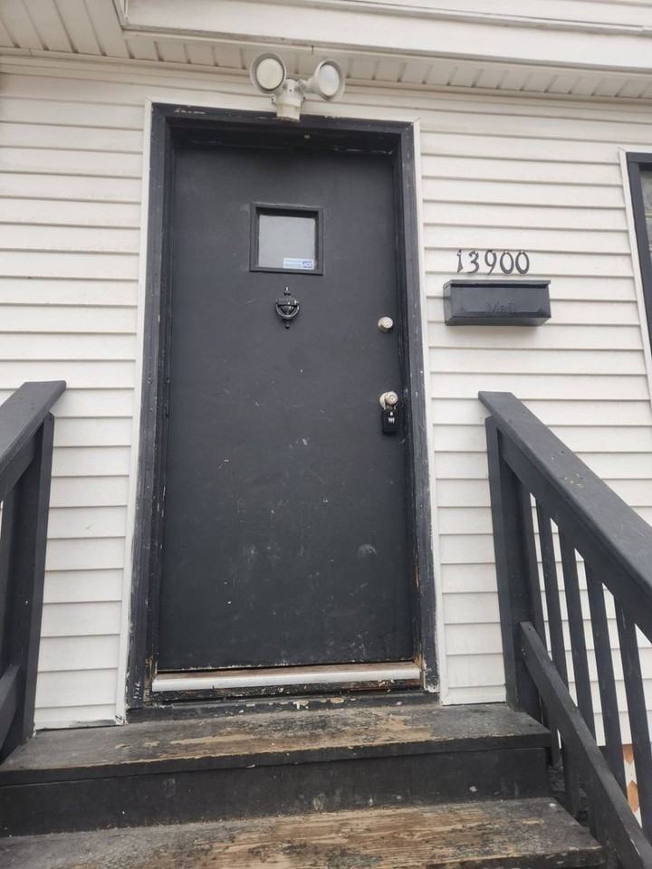 13900 Potomac Ave - Photo 4 of 32