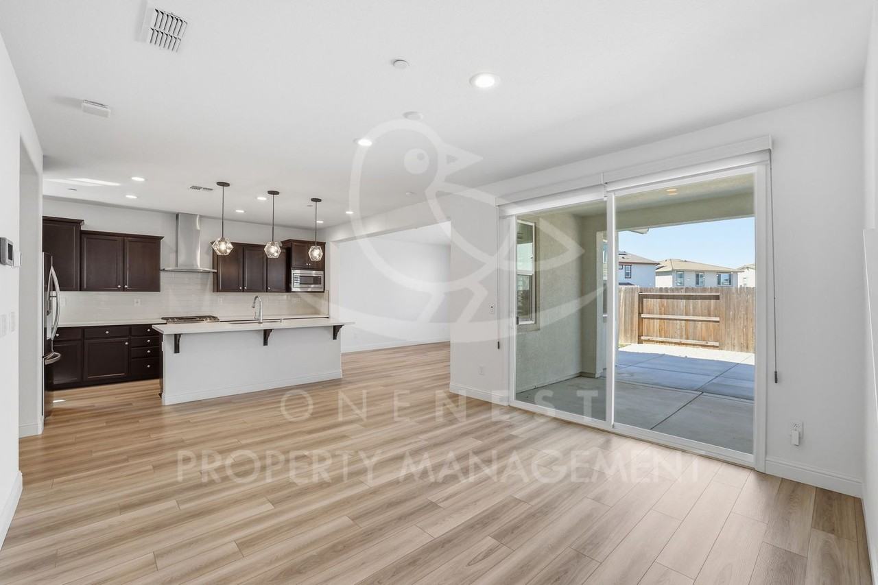 934 Hopkins St - Photo 4 of 28