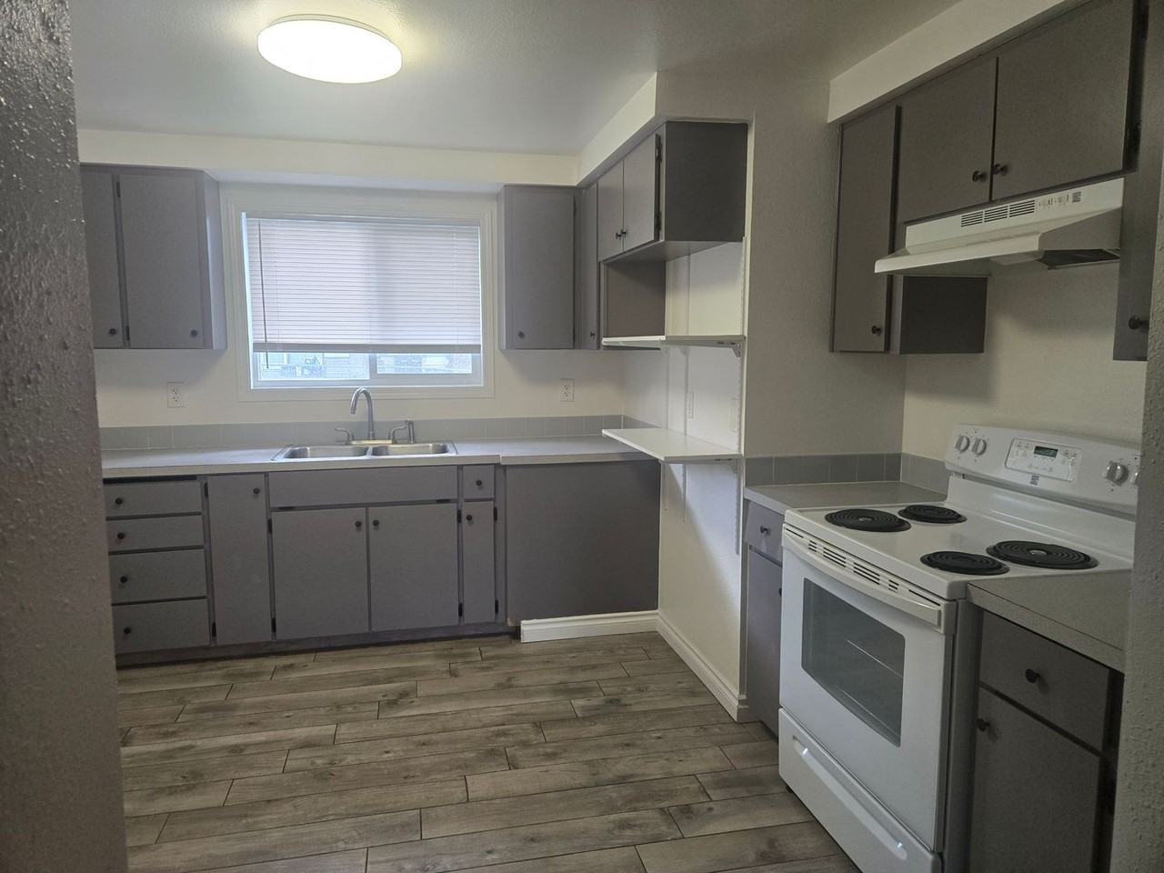 2711/2713 N 10th Place - Photo 5 of 10