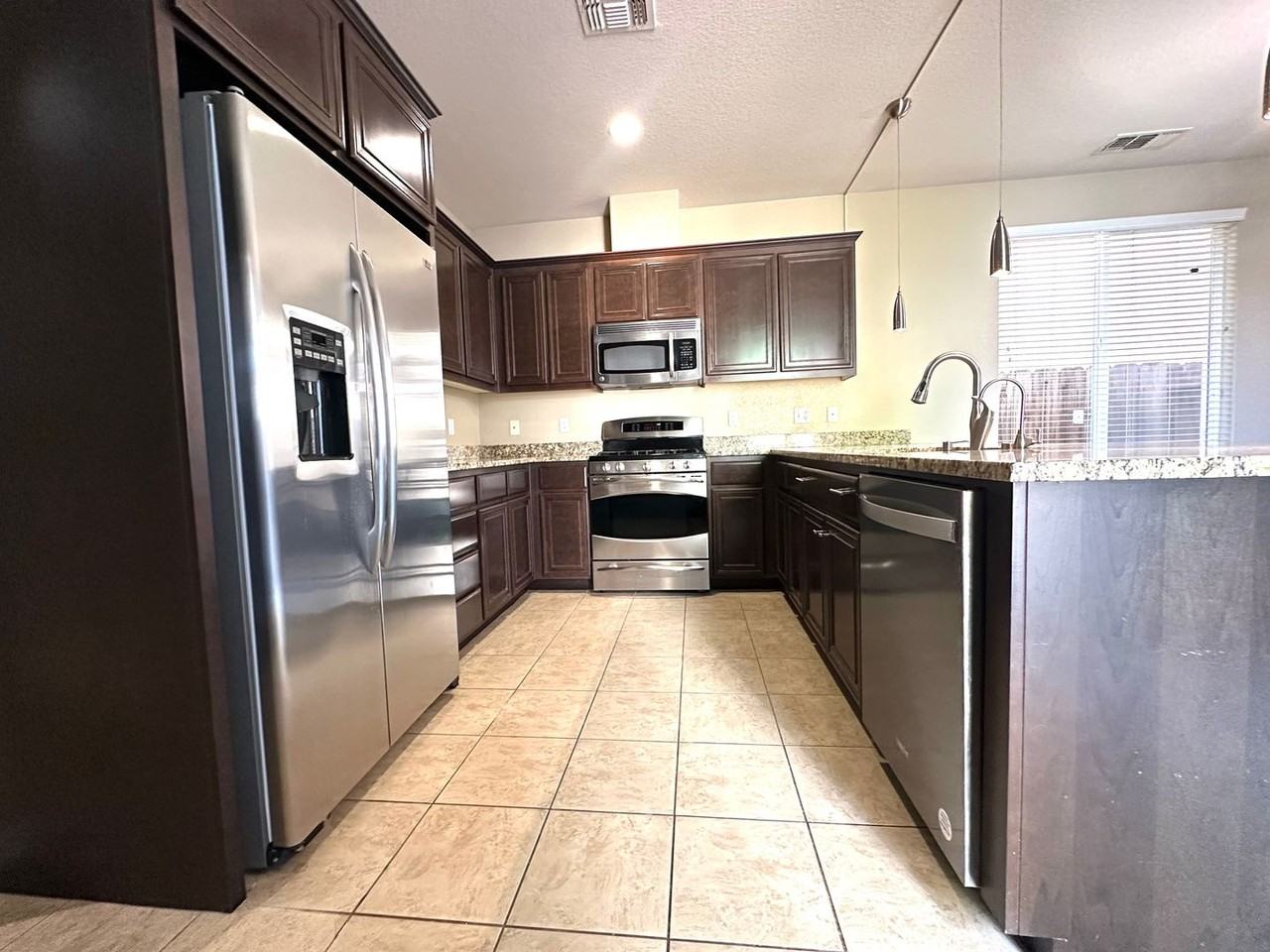 3895 Bethpage St - Photo 5 of 26