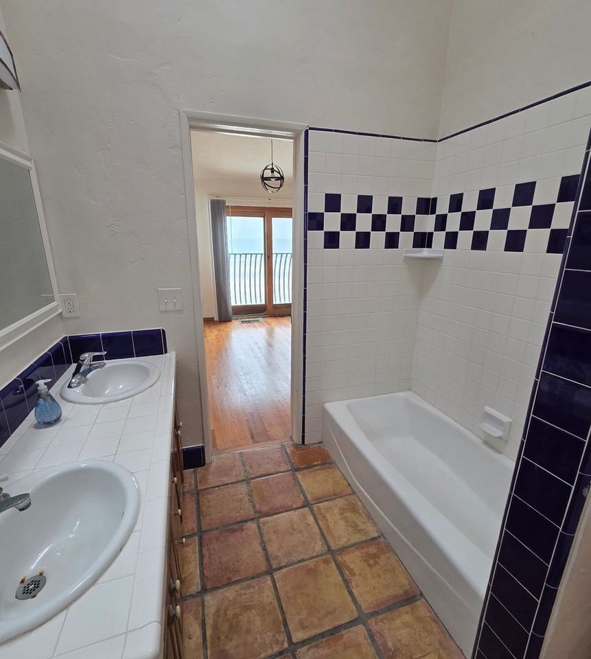 650 Ocean Ln - Photo 4 of 15