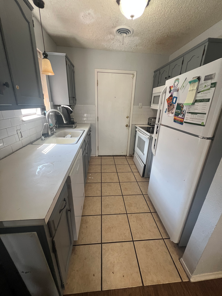 5348 Benbrook St - Photo 2 of 8