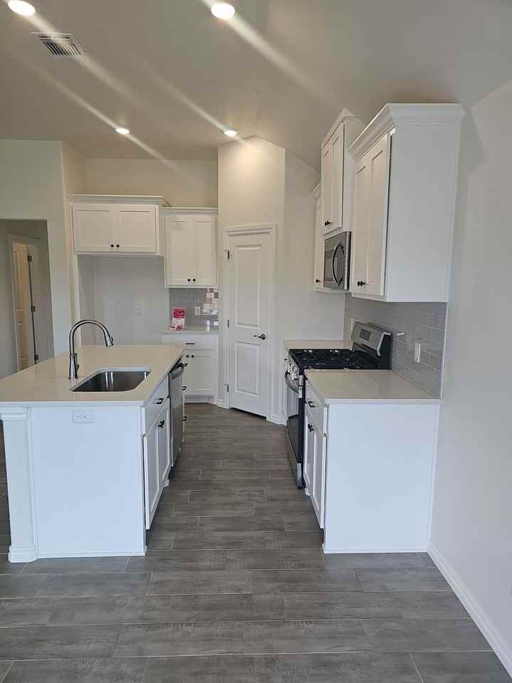 3701 Lynne Ave - Photo 5 of 18