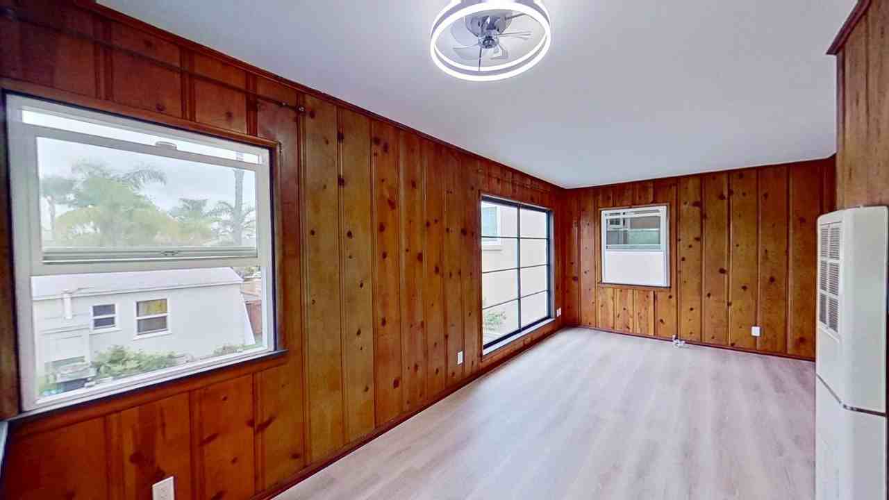 212 1/2 Knoxville Ave - Photo 2 of 17