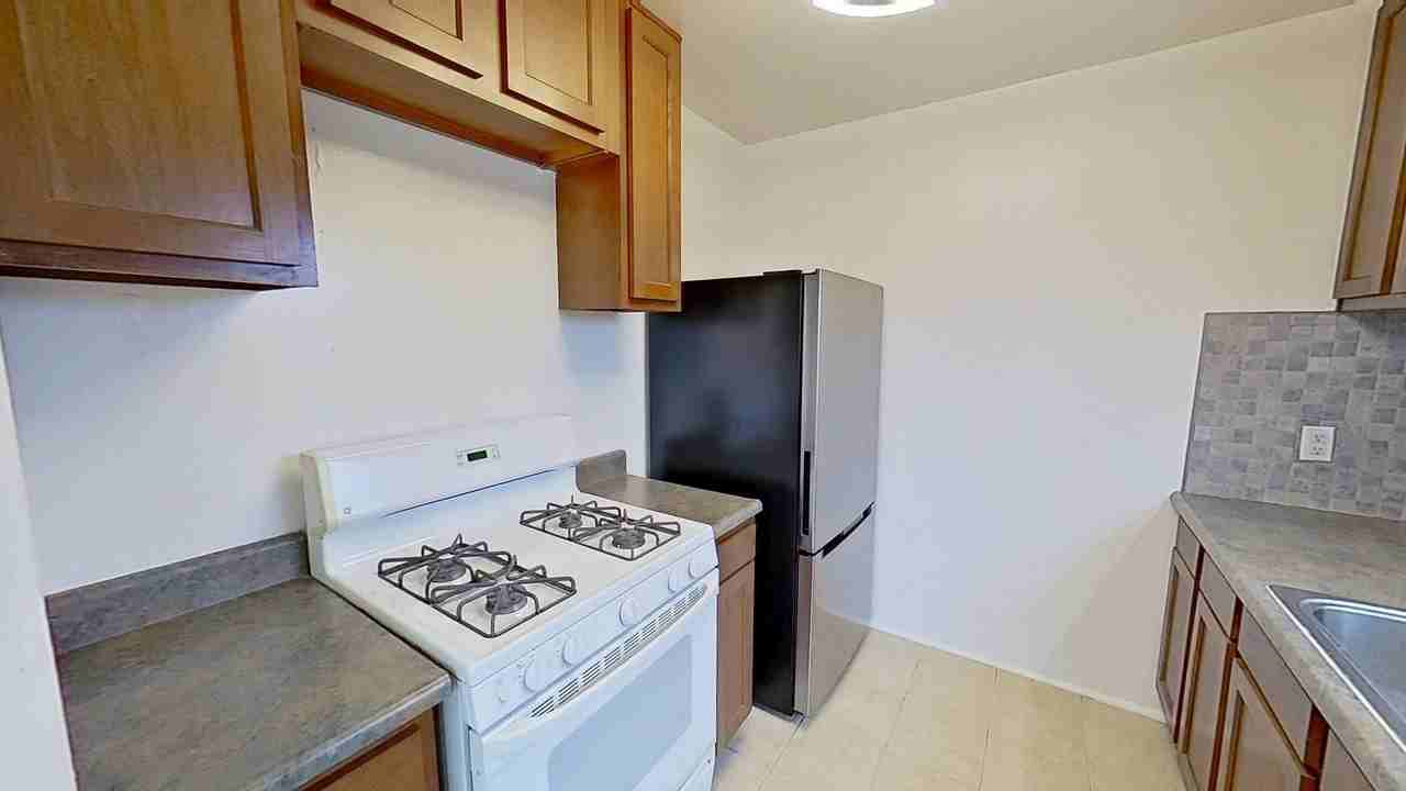 212 1/2 Knoxville Ave - Photo 7 of 17