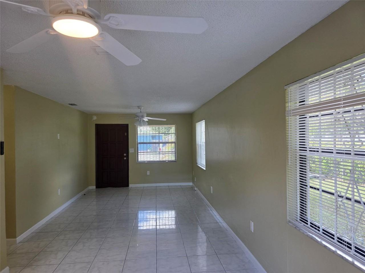 309 Ne 169th St - Photo 4 of 13