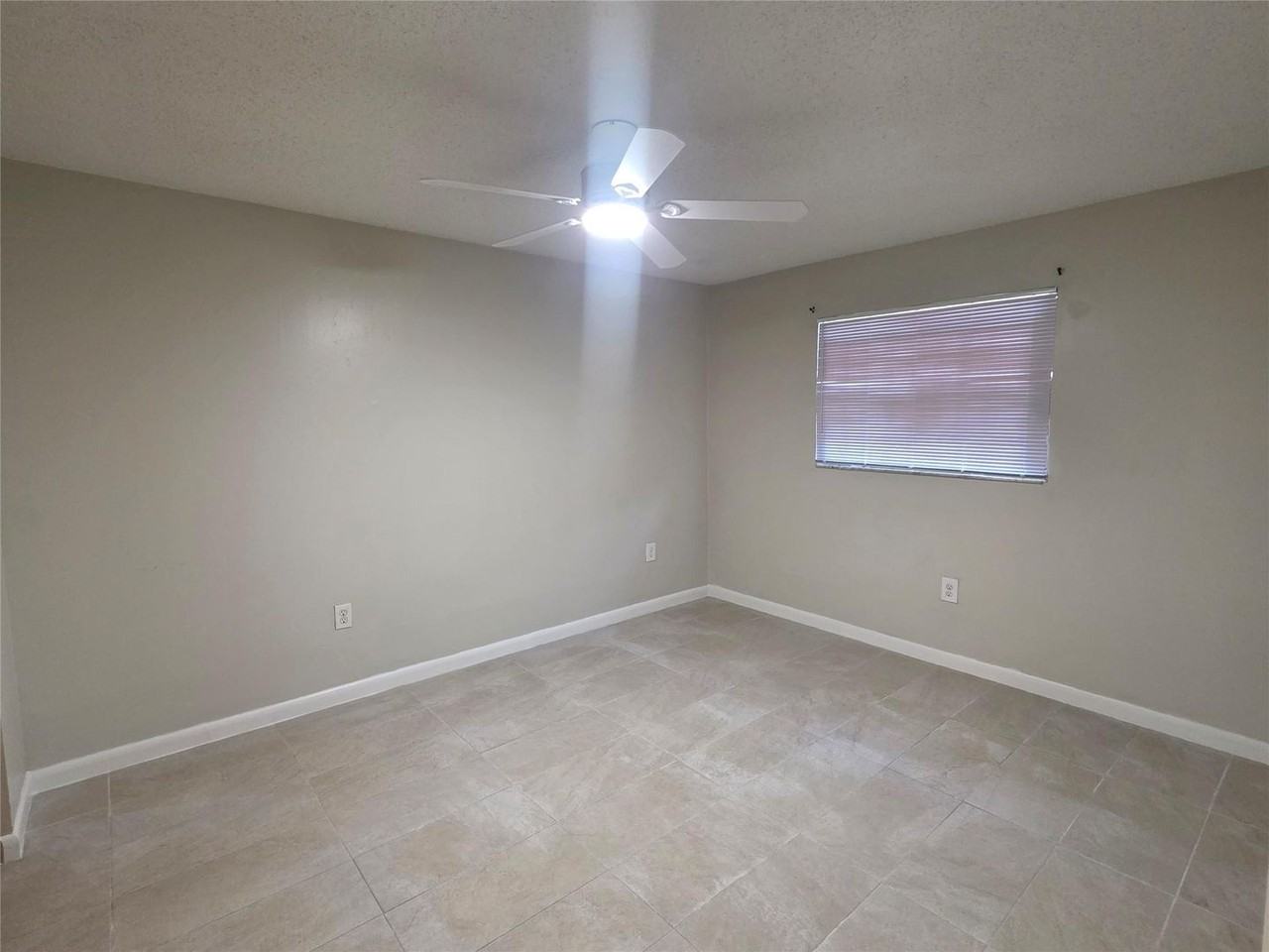 309 Ne 169th St - Photo 7 of 13