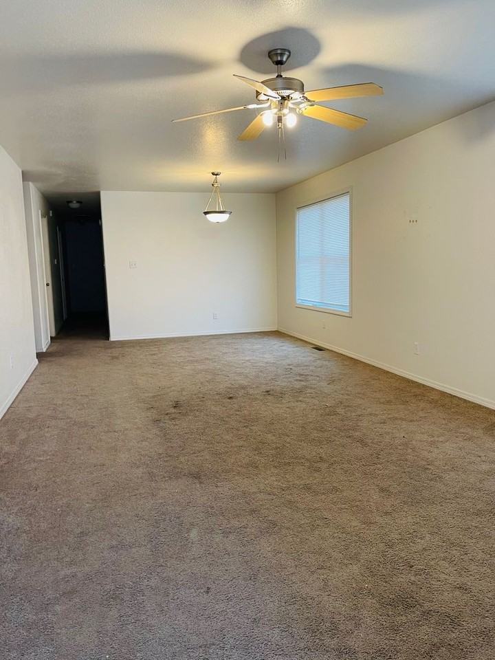 2431 Deerfield Blvd - Photo 2 of 8