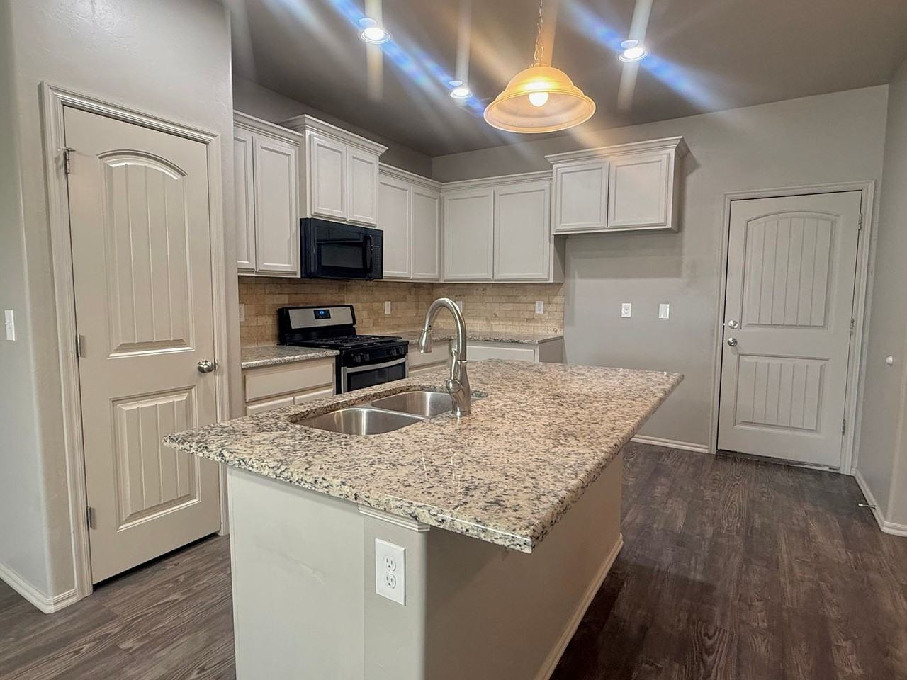 11214 Coachmans Rd - Photo 2 of 14